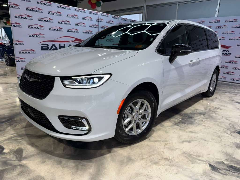 Used 2025 Chrysler Pacifica Select image 2