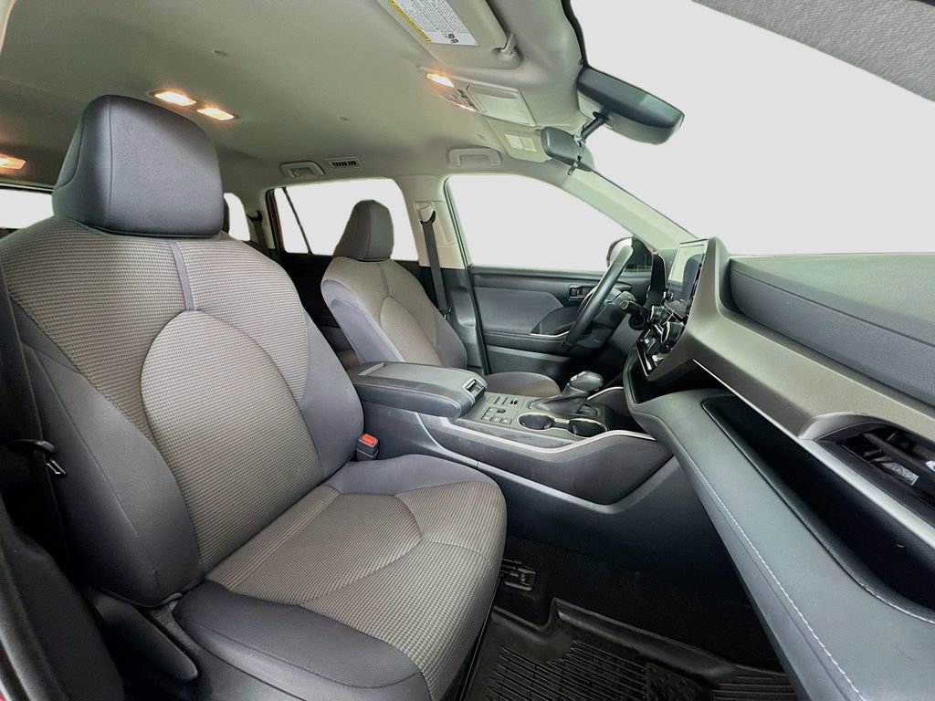 Used 2023 Toyota Highlander LE image 25