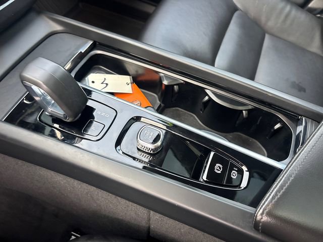 Used 2023 Volvo XC60 B5 Core image 27
