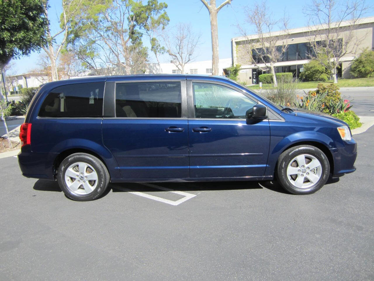 Used 2013 Dodge Grand Caravan SE image 2