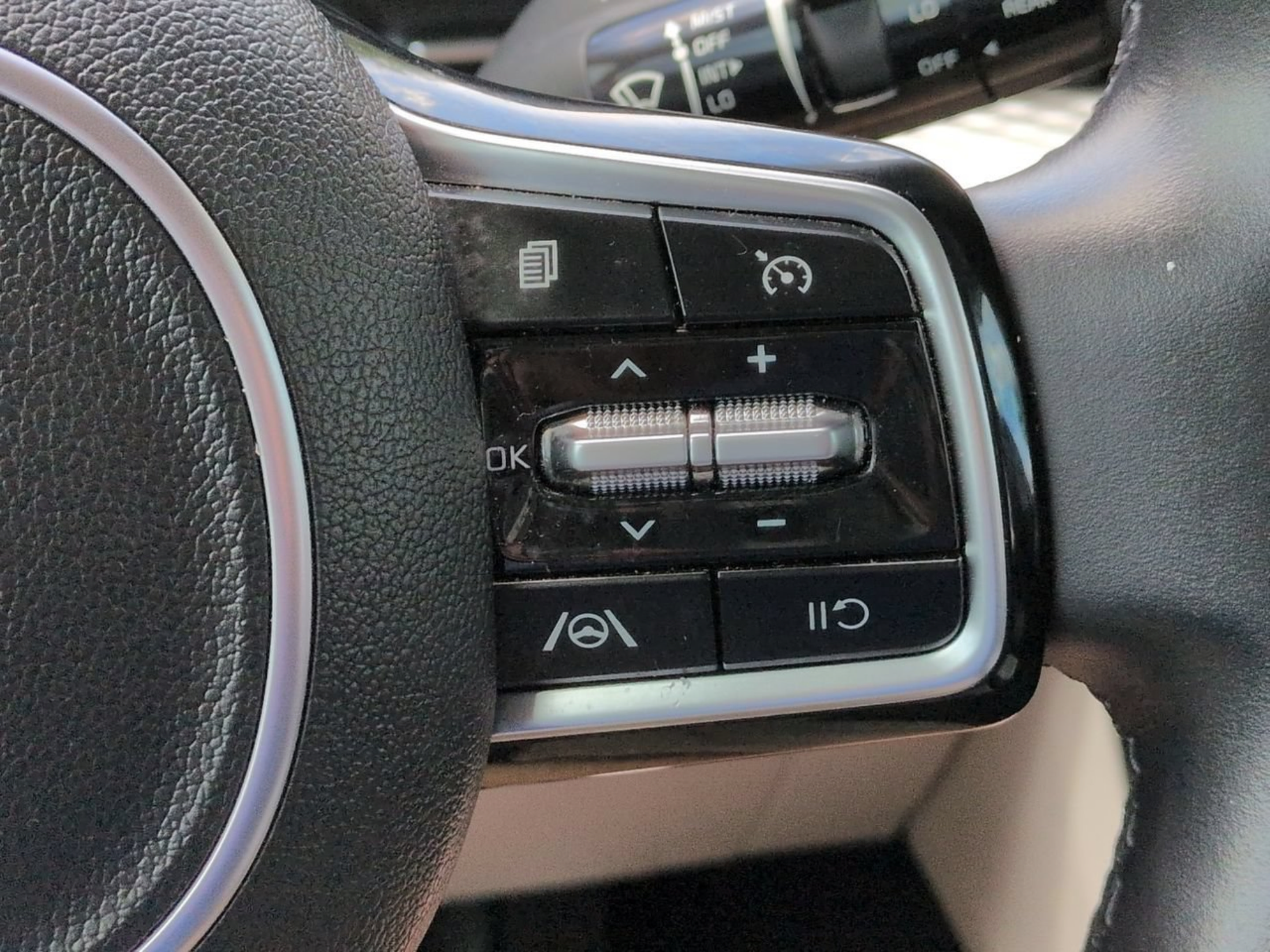 Certified 2023 Kia Carnival LX FWD image 26