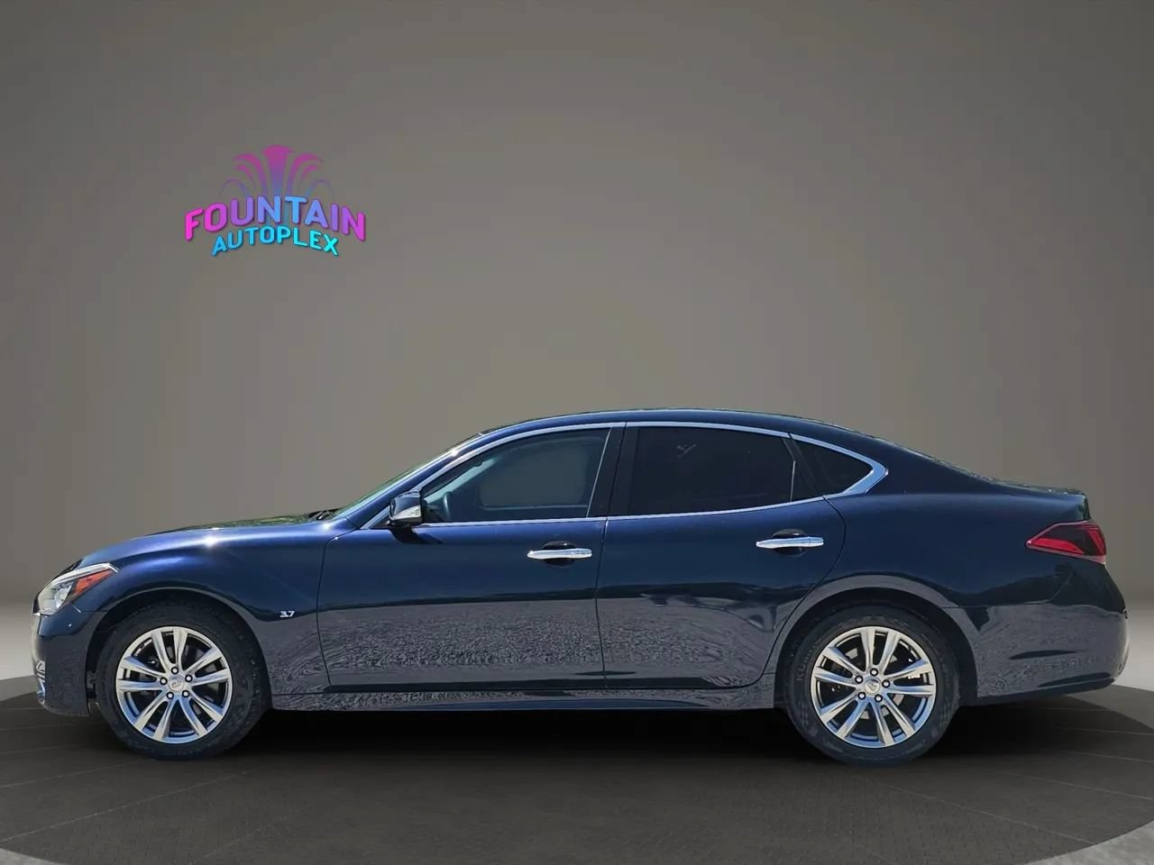 Used 2018 INFINITI Q70 Luxe RWD image 3