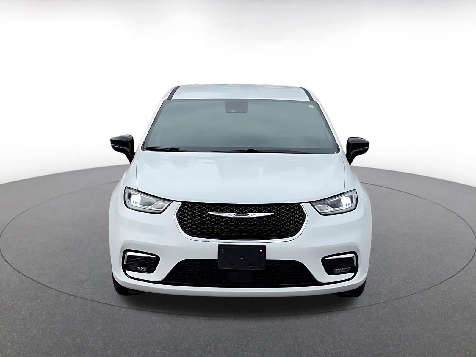 Used 2025 Chrysler Pacifica Select image 4