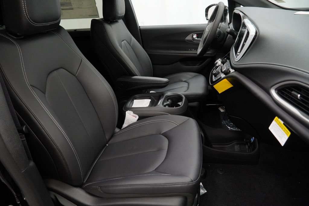 New 2027 Chrysler Pacifica Select FWD image 31