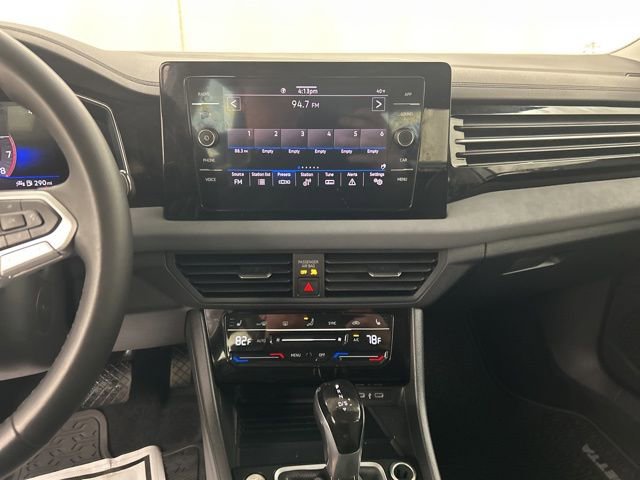 Used 2025 Volkswagen Jetta SE w/ Sunroof Package image 19