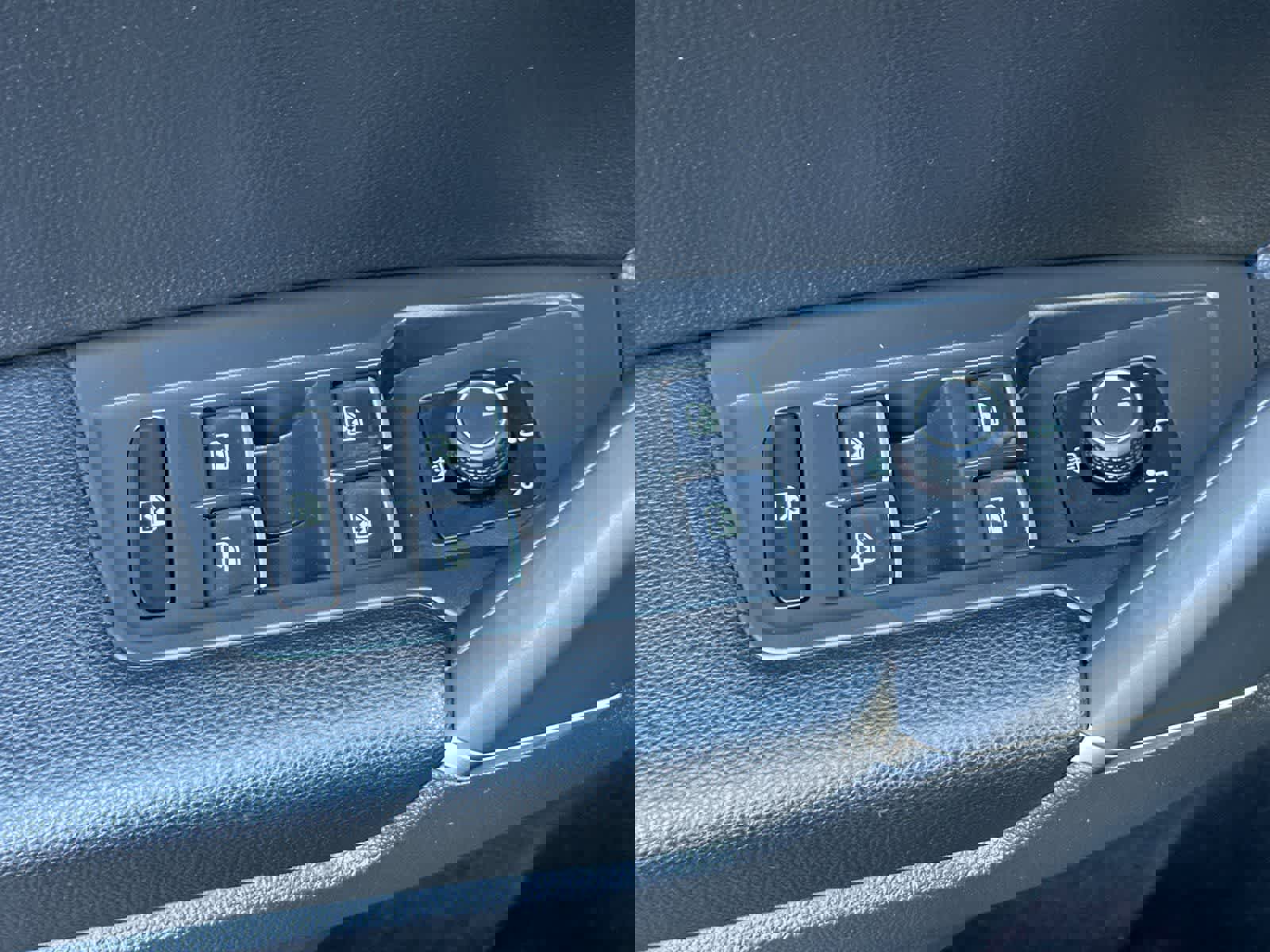 Used 2020 Volkswagen Tiguan SE w/ Panoramic Sunroof Package image 13