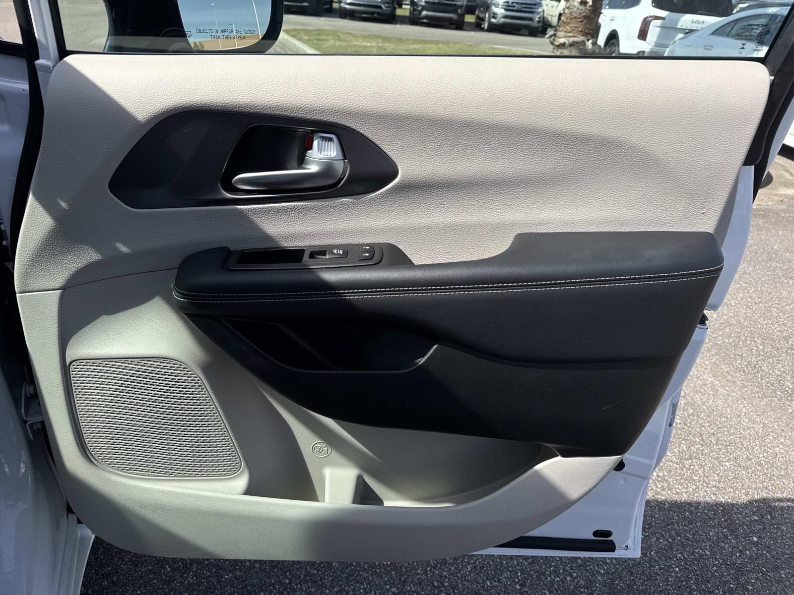 Used 2024 Chrysler Pacifica Touring-L image 15