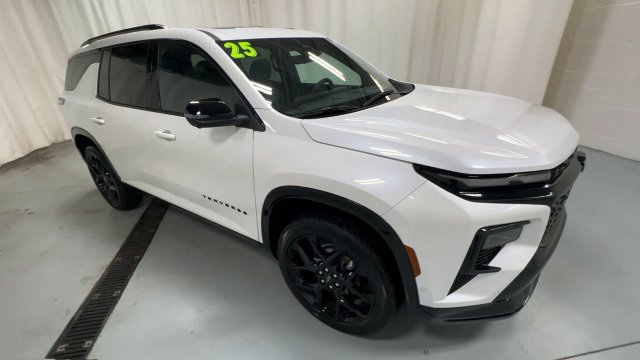 Used 2025 Chevrolet Traverse RS FWD image 2