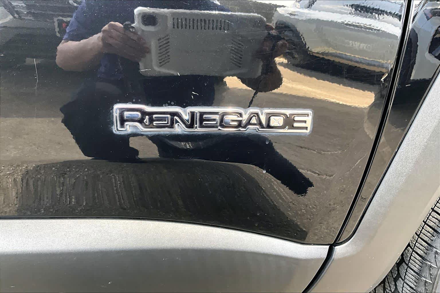 Used 2018 Jeep Renegade Latitude w/ Popular Equipment Group FWD image 10