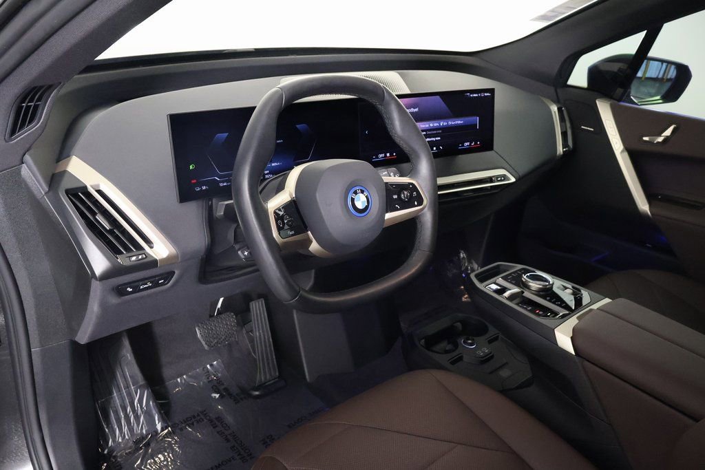 Used 2024 BMW iX xDrive50 w/ Sport Package AWD/4WD image 7