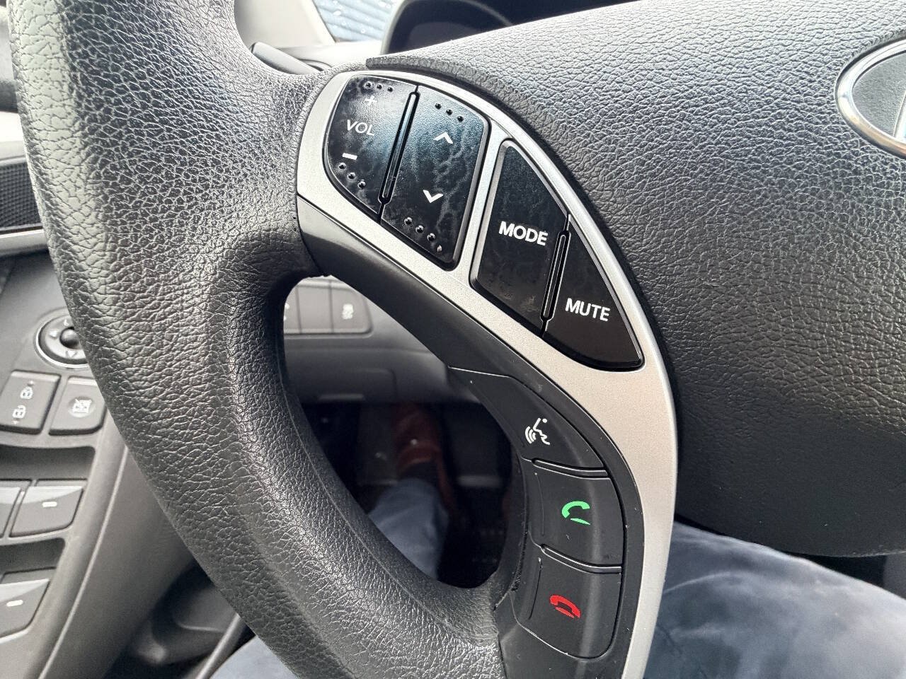 Used 2012 Hyundai Elantra GLS w/ Preferred Pkg 3 FWD image 17