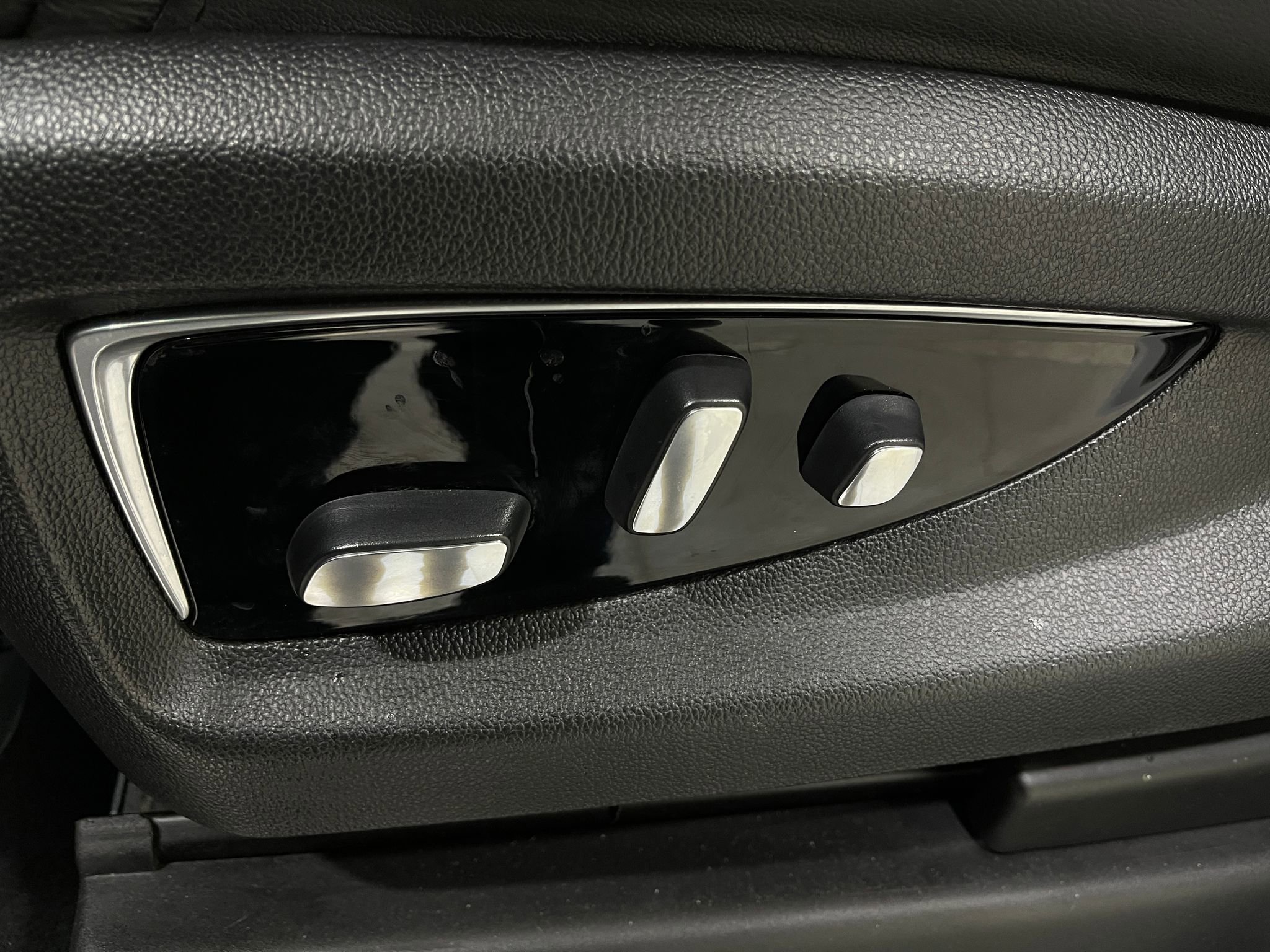 Used 2019 Cadillac Escalade Luxury image 16