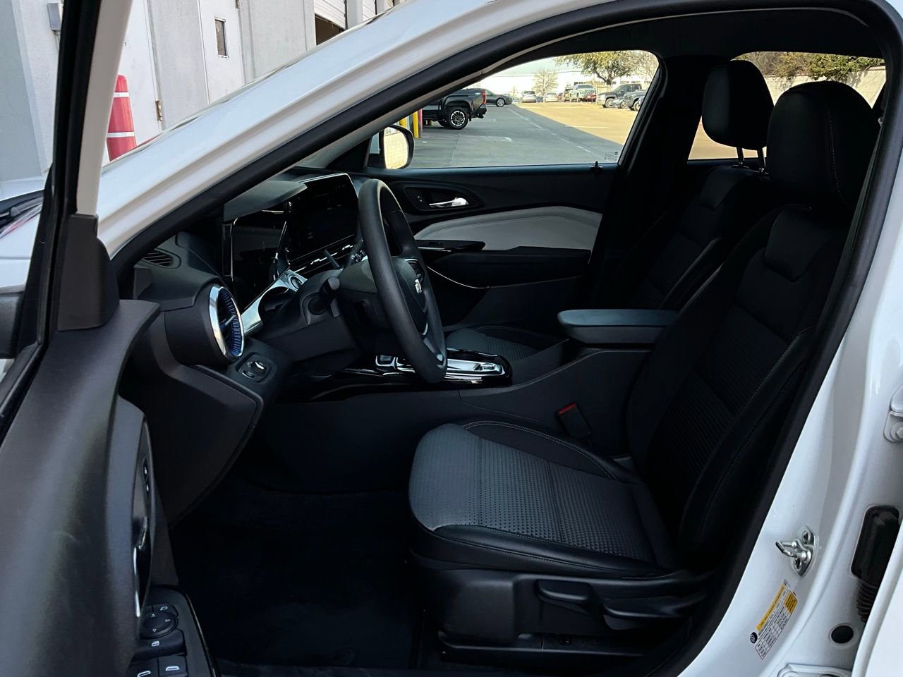 Used 2025 Chevrolet Trax LT image 10