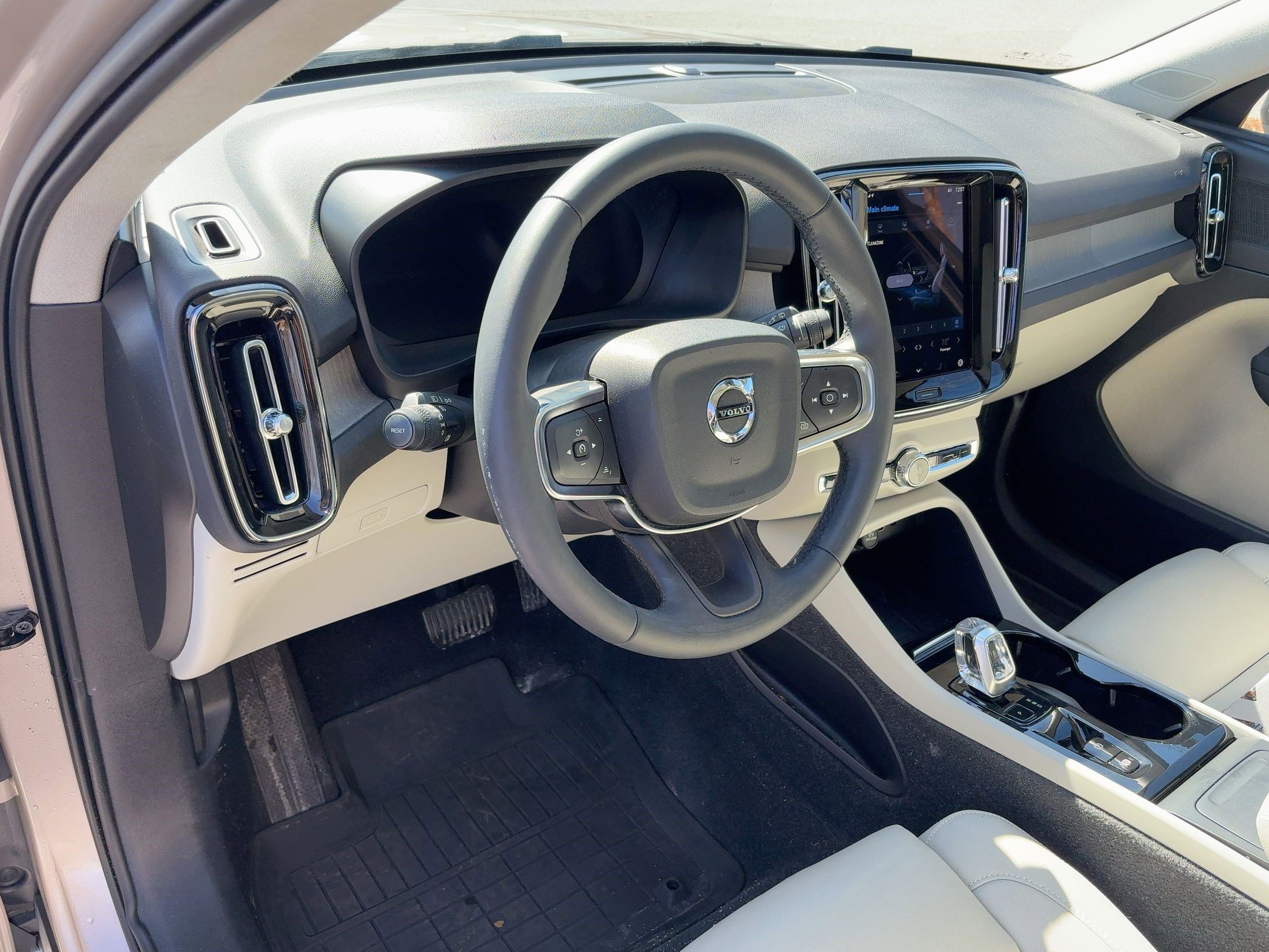 Used 2023 Volvo XC40 B5 Plus w/ Climate Package image 4