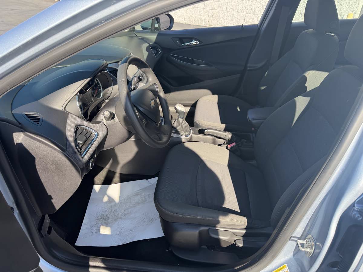 Used 2017 Chevrolet Cruze LS FWD image 10