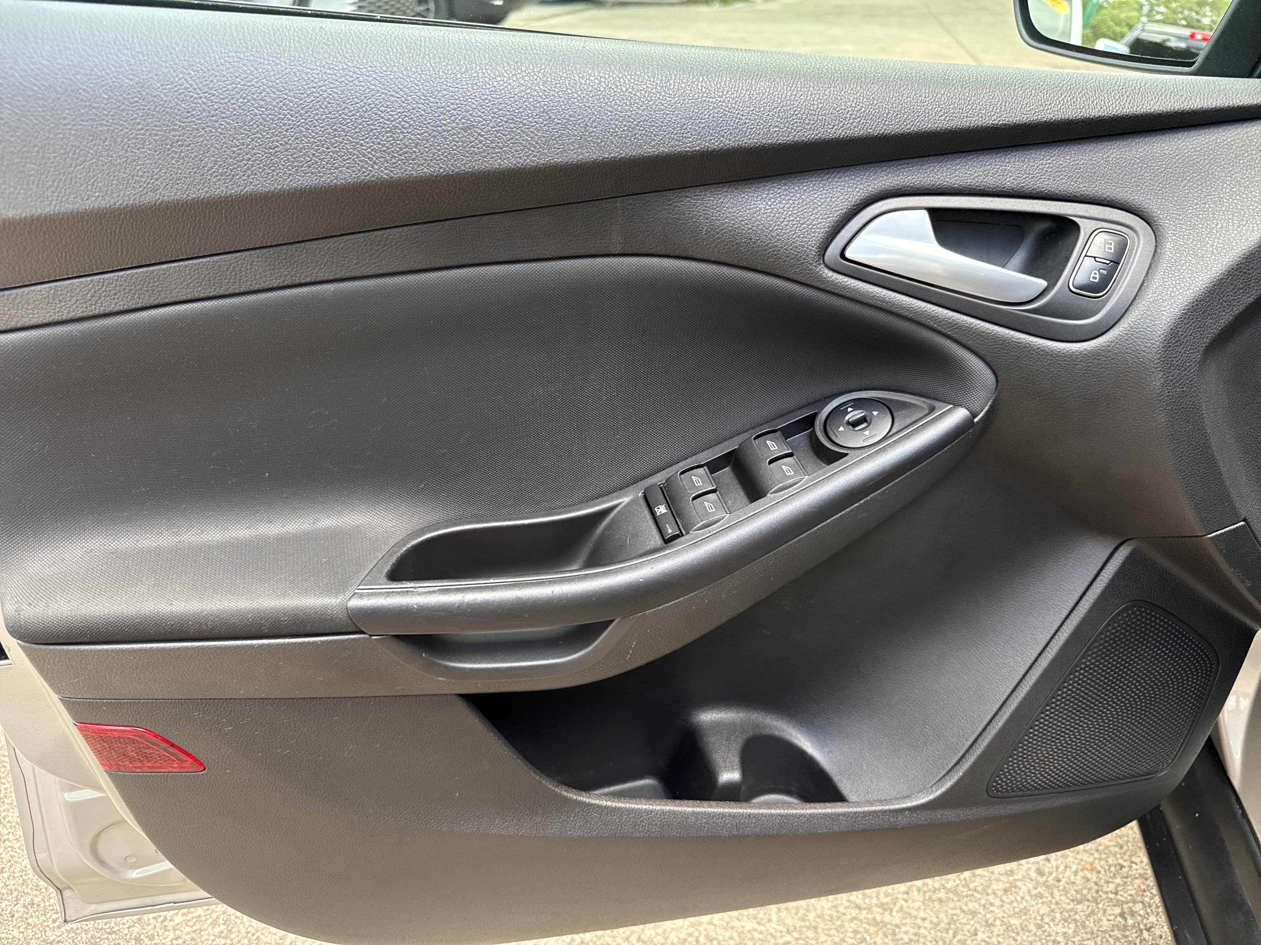 Used 2016 Ford Focus SE w/ SE Power Seat Package FWD image 10