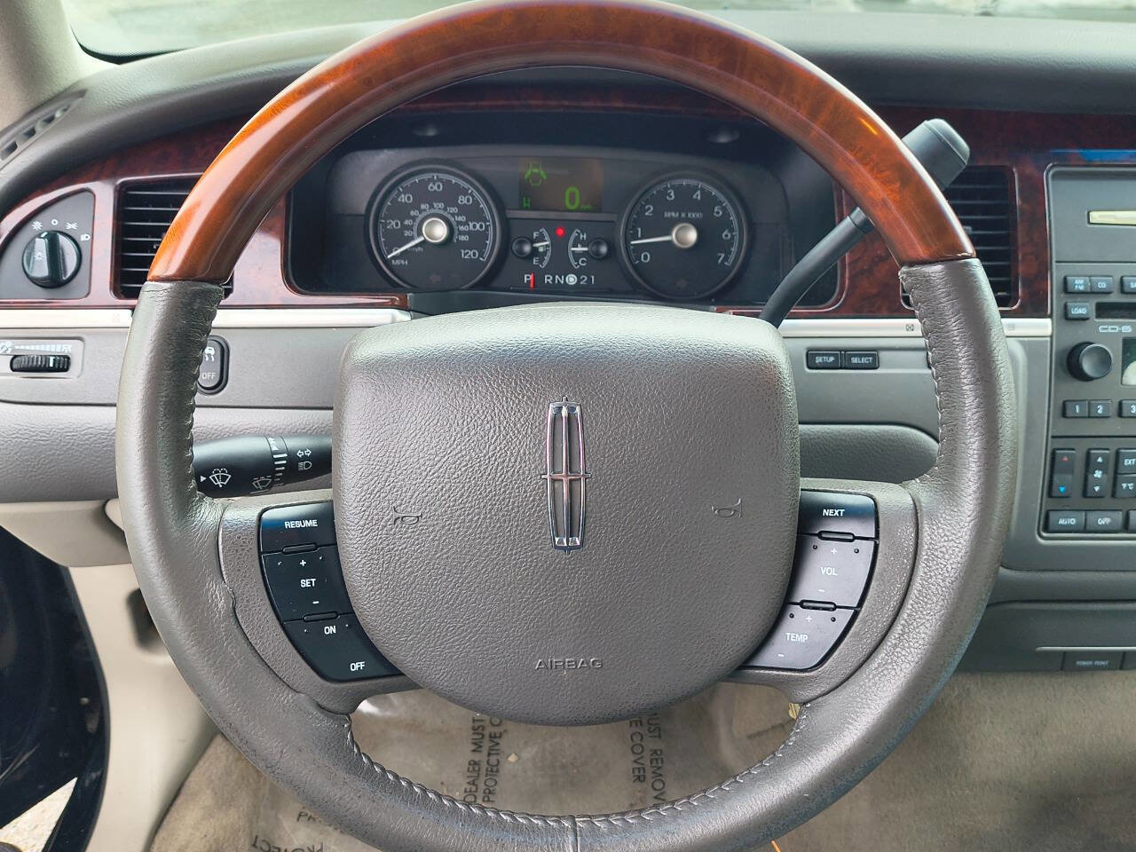 Used 2009 Lincoln Town Car Signature Limited image 12