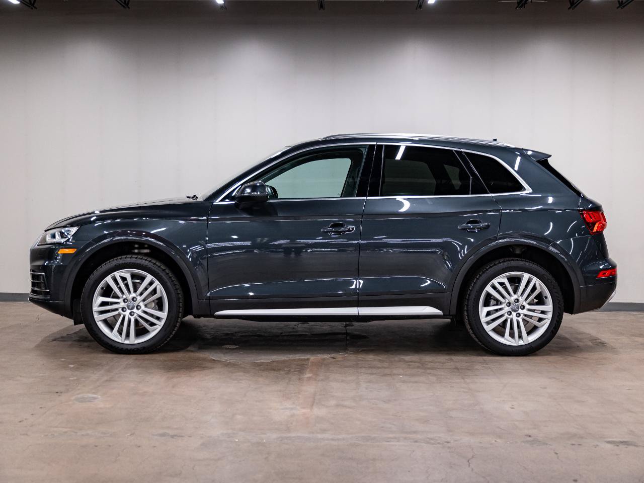 Used 2018 Audi Q5 2.0T Premium Plus w/ Premium Plus Package AWD/4WD image 2