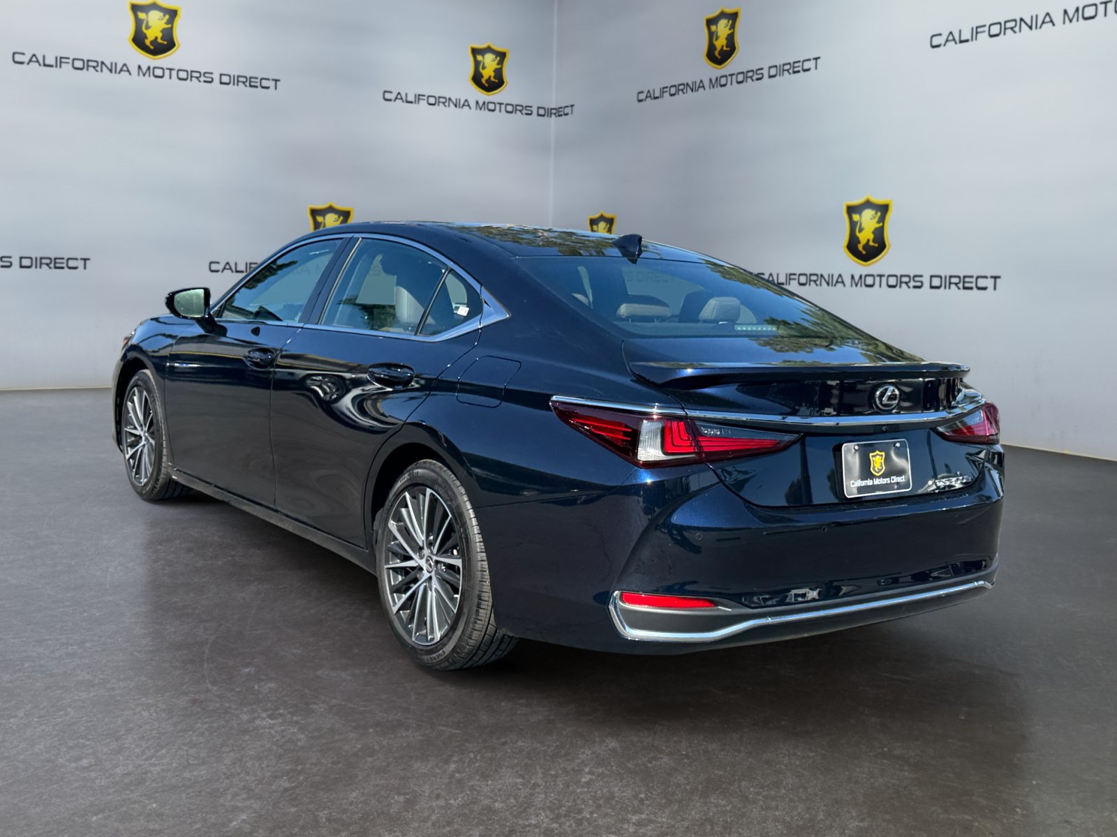 Used 2024 Lexus ES 300h w/ Premium Package FWD image 3