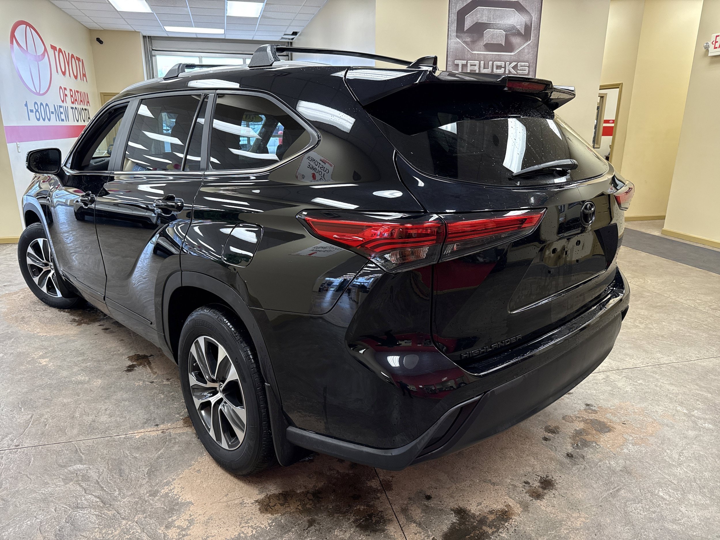 Used 2023 Toyota Highlander XLE AWD/4WD image 8