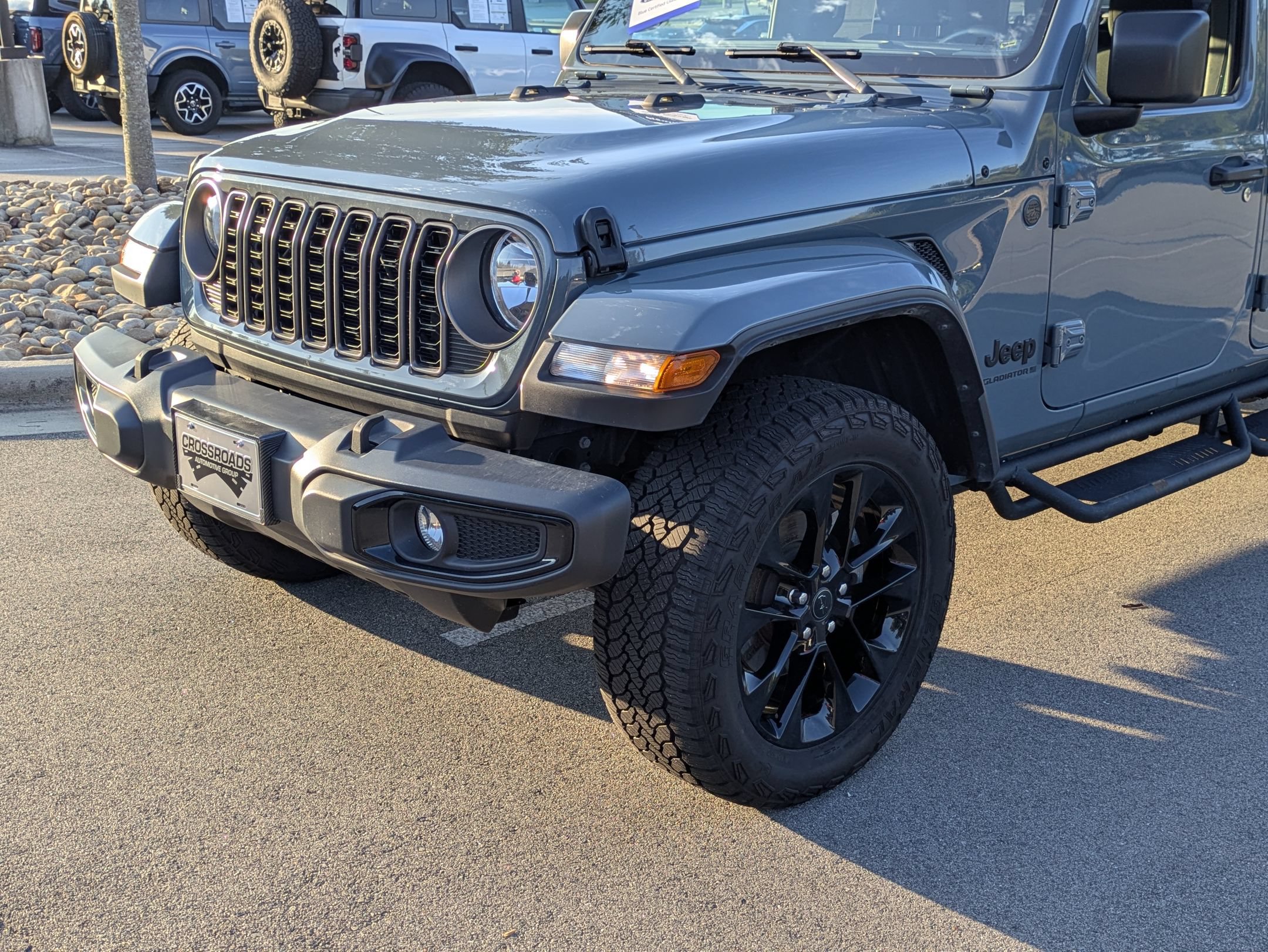 Used 2025 Jeep Gladiator Sport AWD/4WD image 8