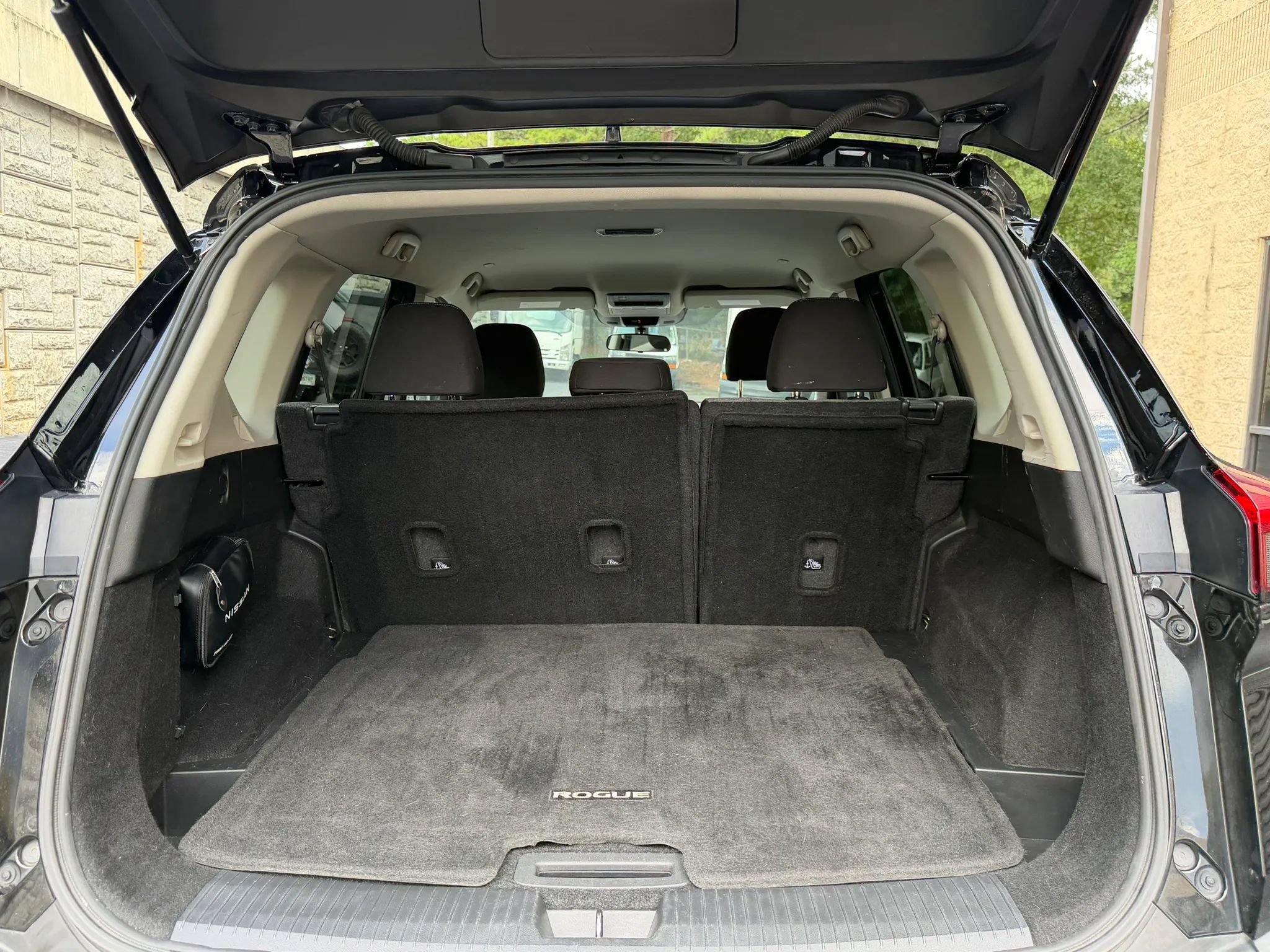 Used 2022 Nissan Rogue SV FWD image 34