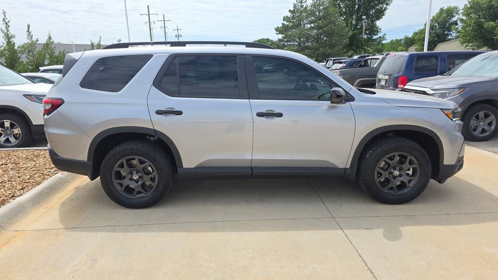 Used 2025 Honda Pilot TrailSport image 6