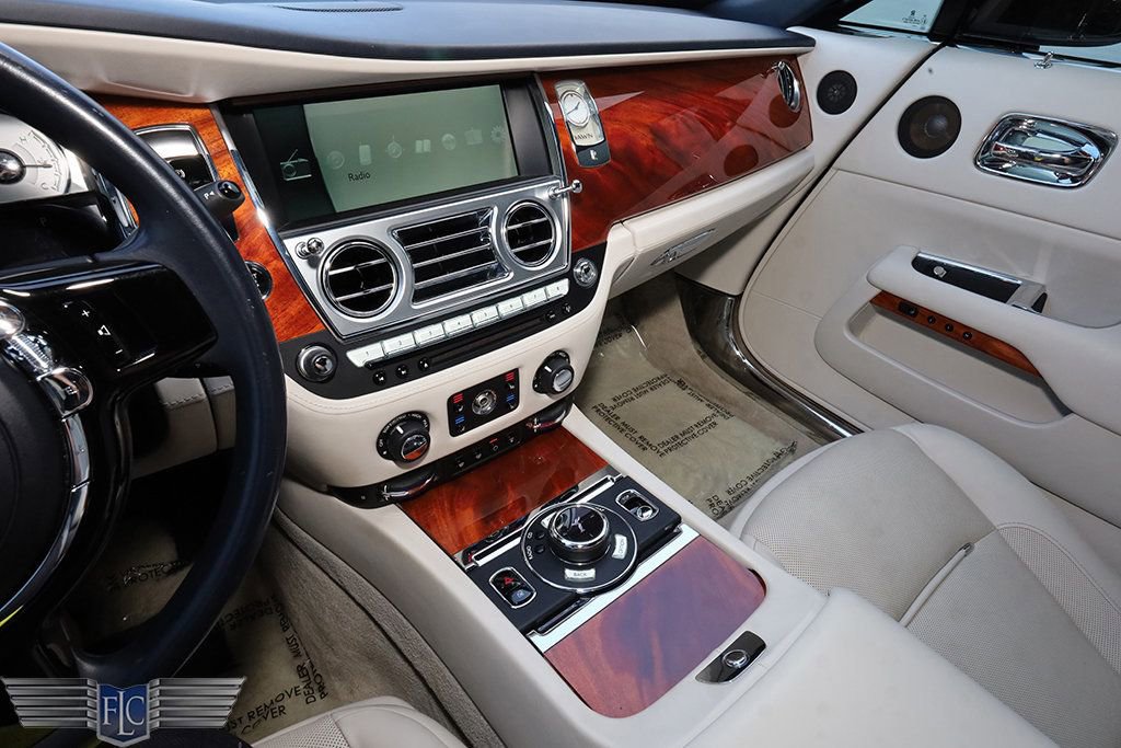 Used 2016 Rolls-Royce Dawn image 23