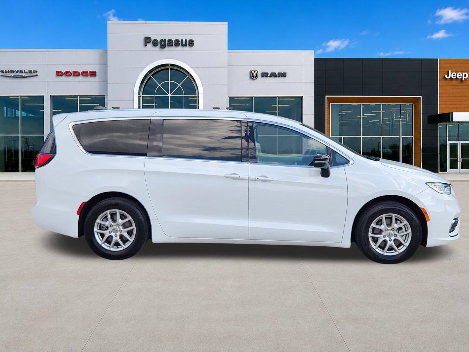 Used 2024 Chrysler Pacifica Touring-L FWD image 7