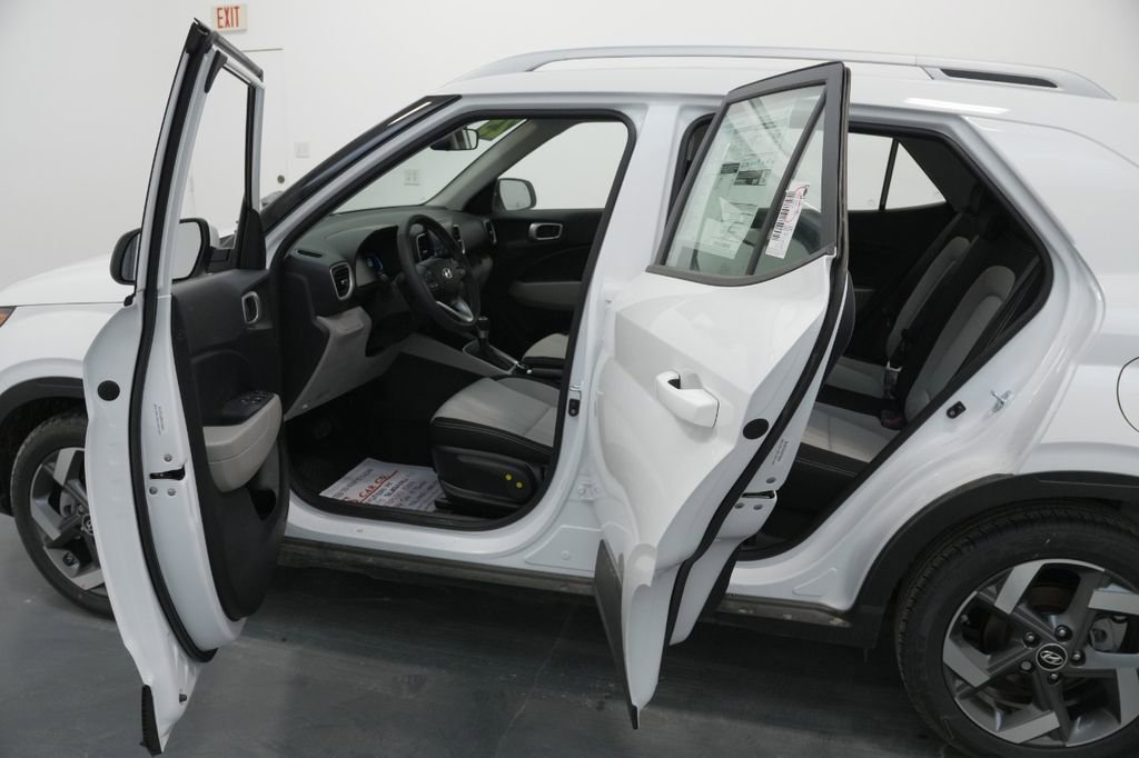 New 2025 Hyundai Venue SEL image 30
