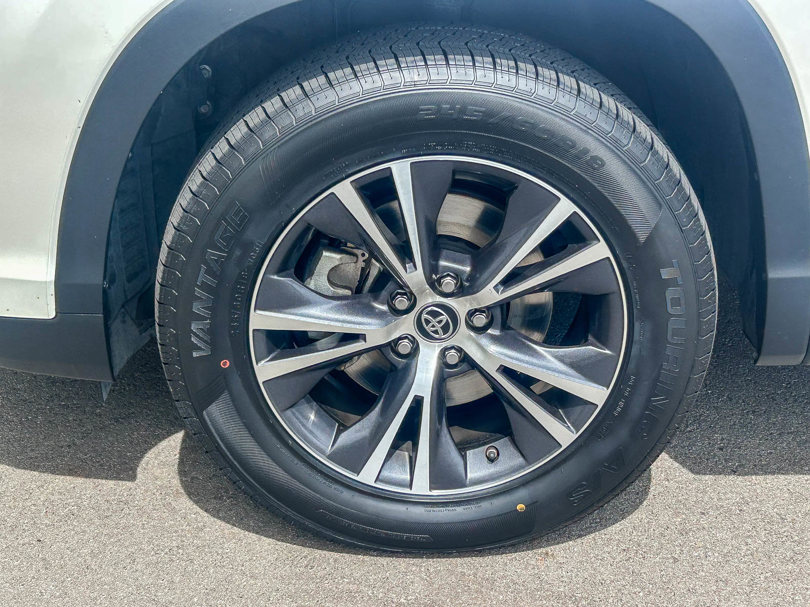 Used 2019 Toyota Highlander LE w/ Carpet Mat Package (TMS) image 10