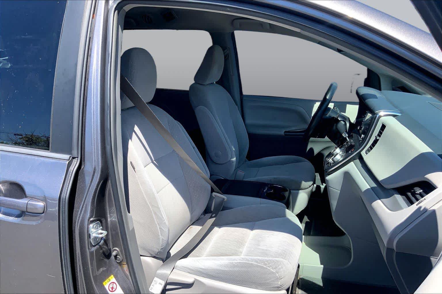Used 2018 Toyota Sienna LE w/ Carpet Mat Package FWD image 8