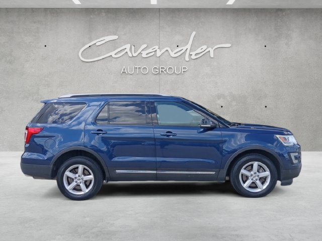 Used 2017 Ford Explorer XLT w/ Equipment Group 202A AWD/4WD image 18