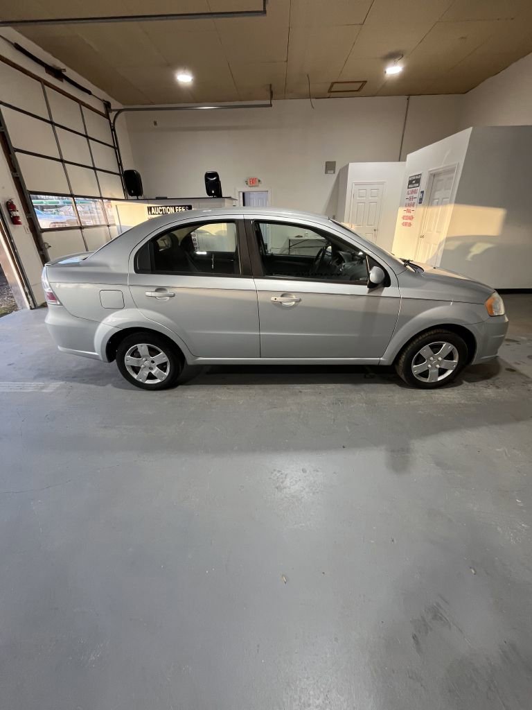 Used 2011 Chevrolet Aveo LT image 2