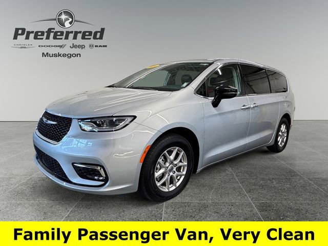 Used 2024 Chrysler Pacifica Touring-L FWD image 2