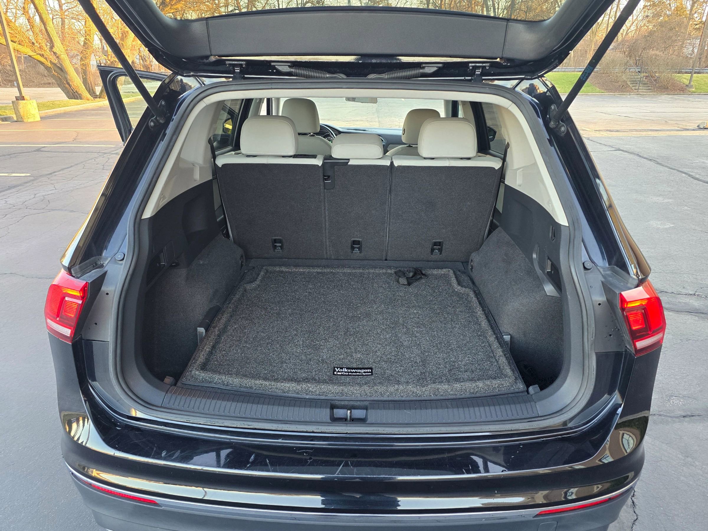 Used 2018 Volkswagen Tiguan SE w/ Panoramic Sunroof Package image 35