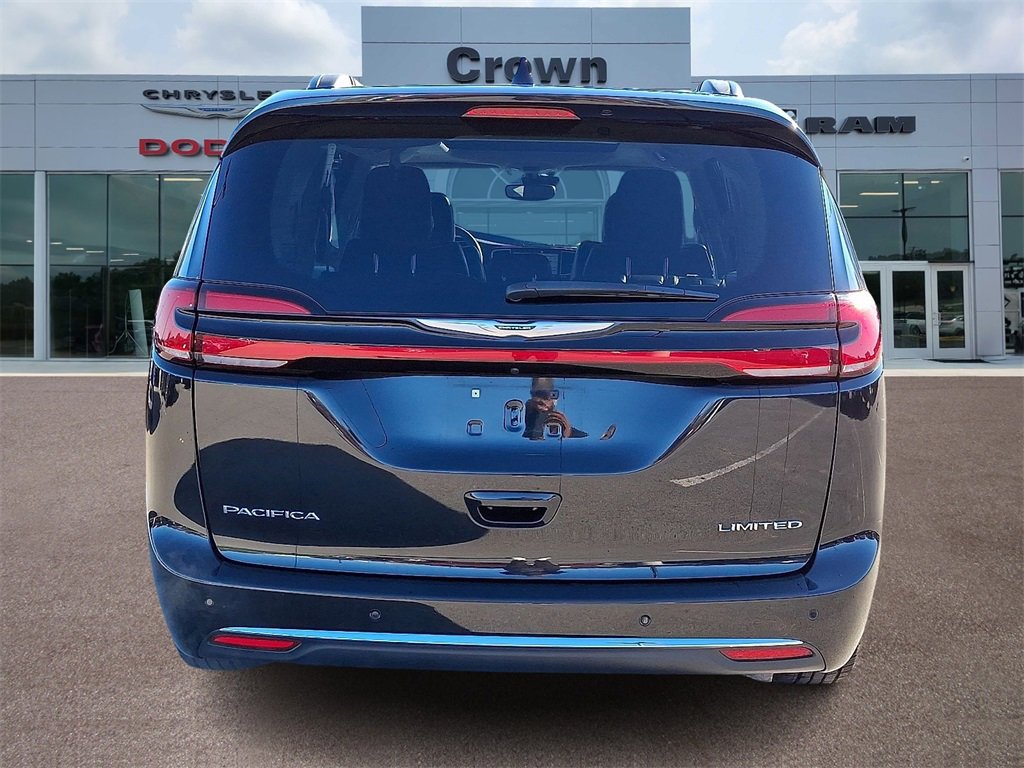 Used 2023 Chrysler Pacifica Limited image 5