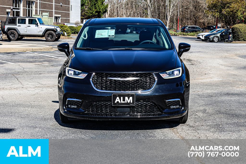 Used 2024 Chrysler Pacifica Touring-L image 11