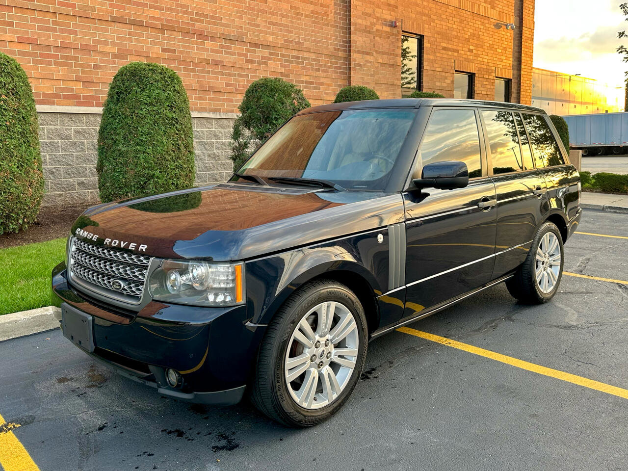 Used 2010 Land Rover Range Rover HSE LUX image 4