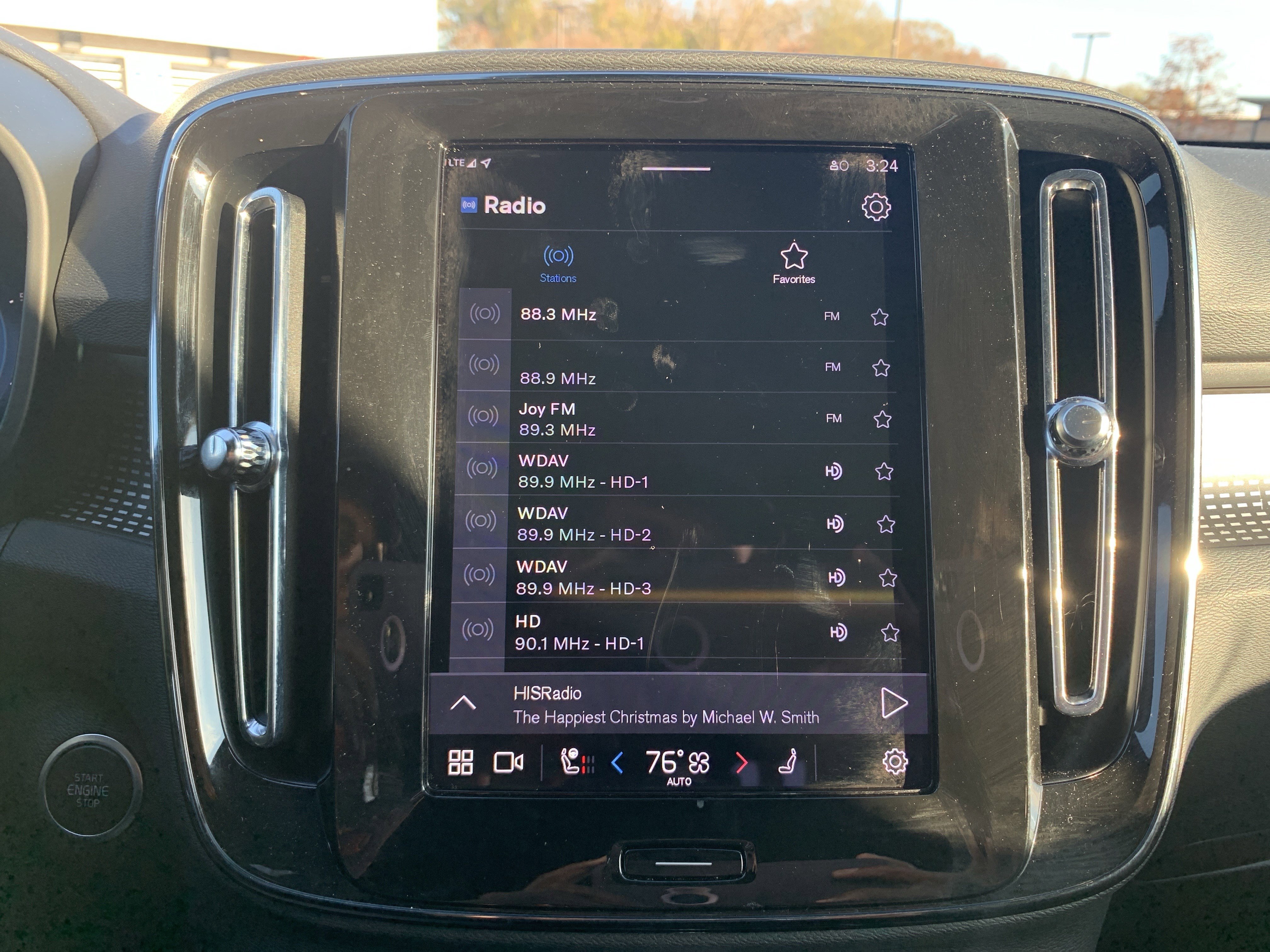 Used 2025 Volvo XC40 B5 Plus image 23