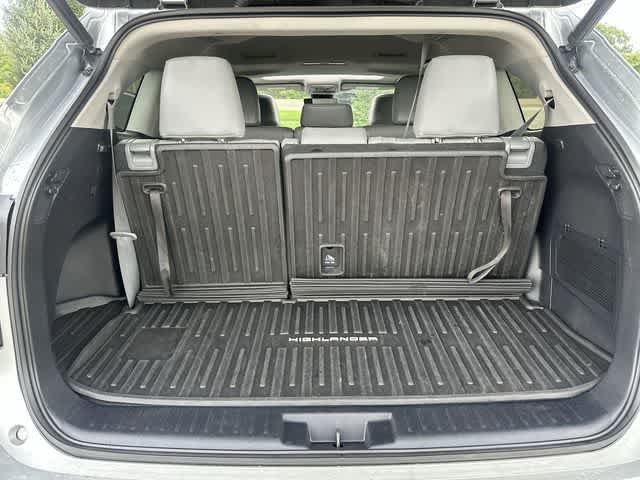 Used 2020 Toyota Highlander XLE AWD/4WD image 24