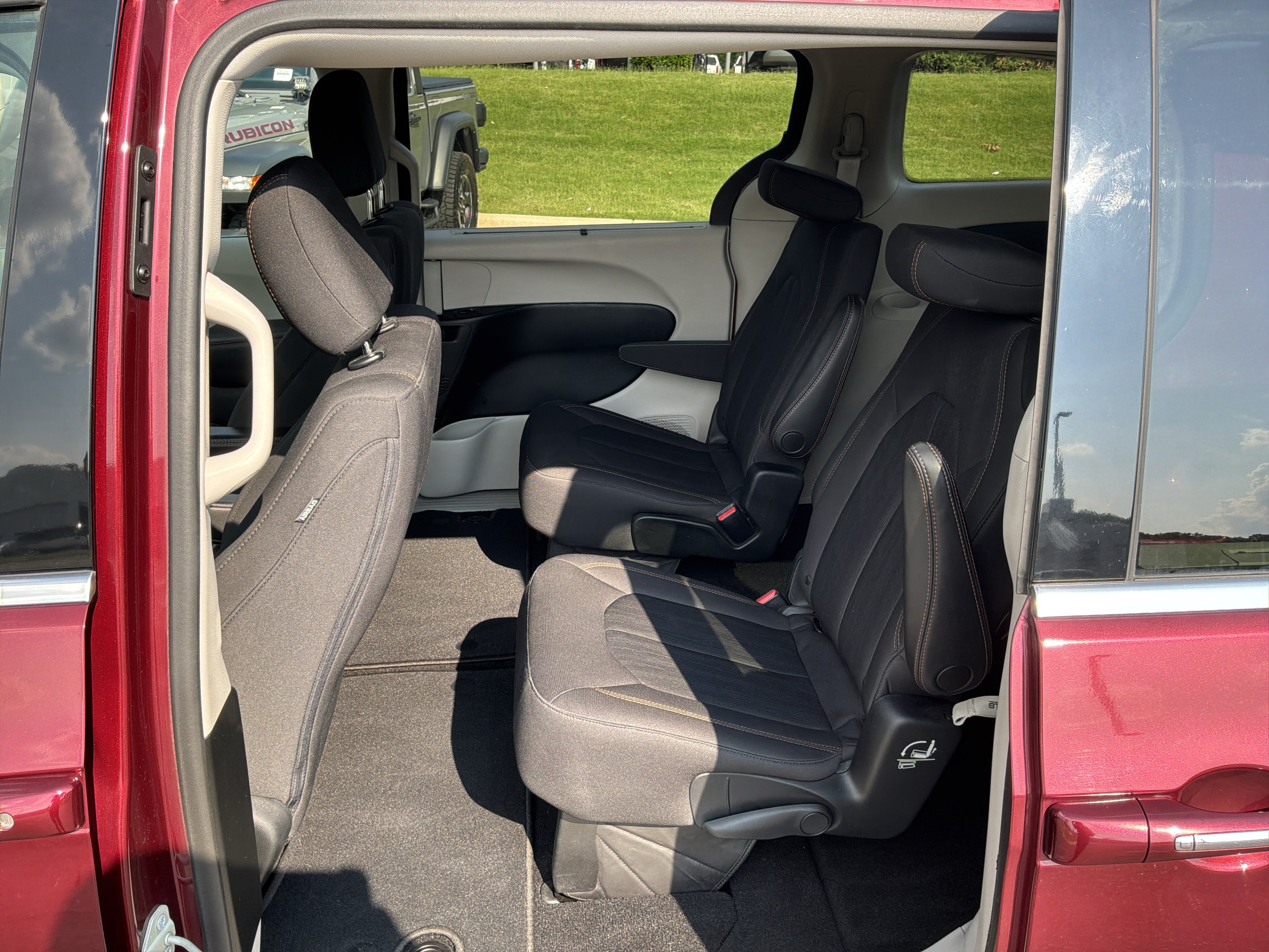 Used 2018 Chrysler Pacifica Touring Plus FWD image 30
