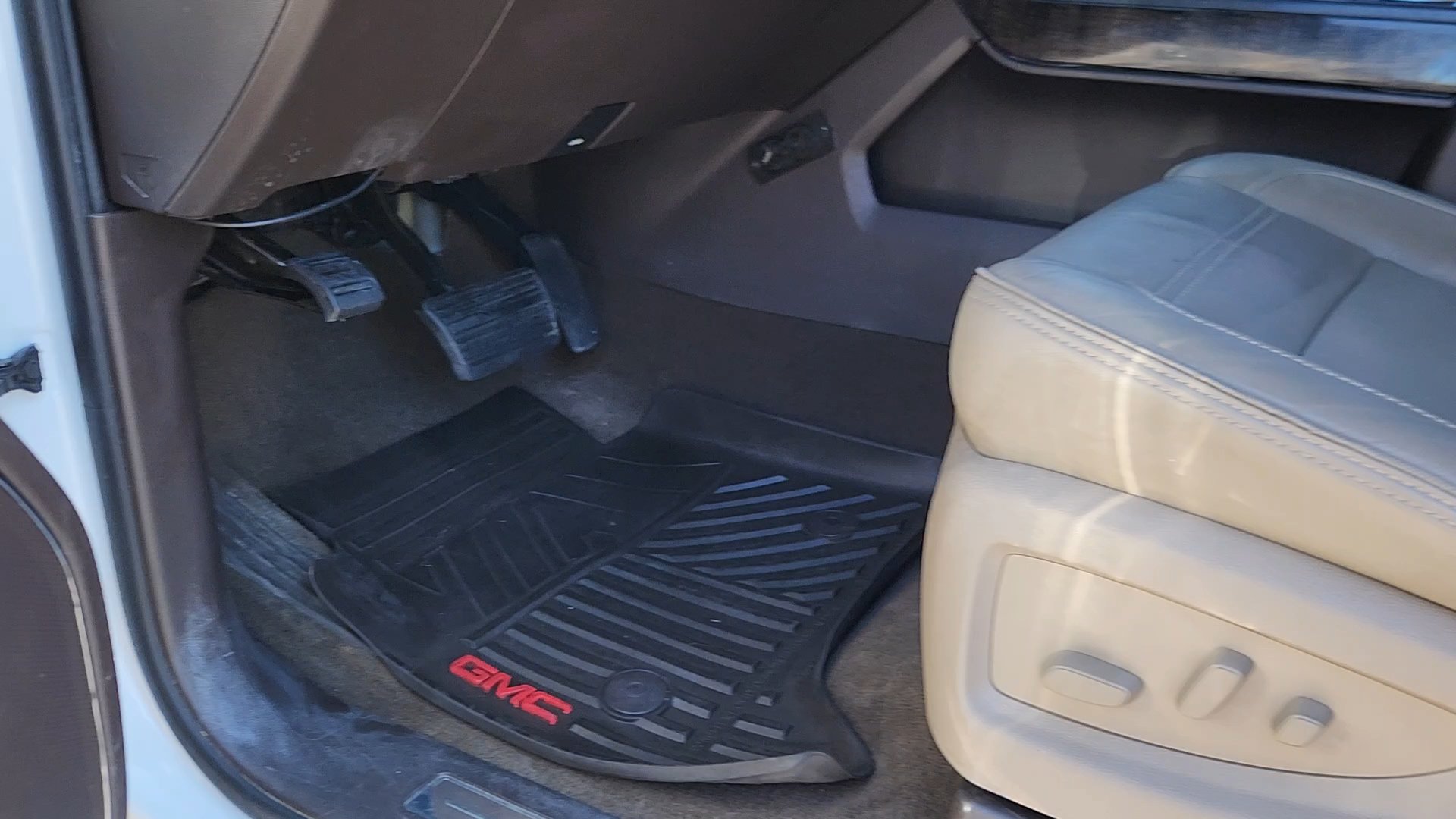 Used 2015 GMC Sierra 2500 Denali w/ Duramax Plus Package AWD/4WD image 26