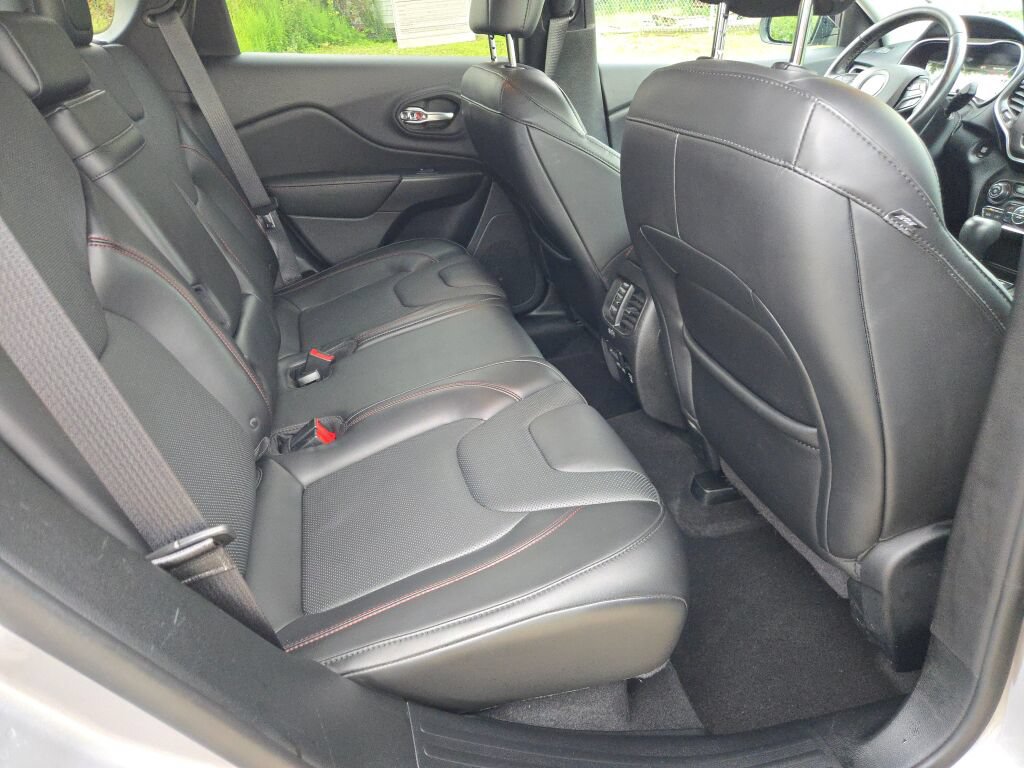 Used 2019 Jeep Cherokee Trailhawk AWD/4WD image 11