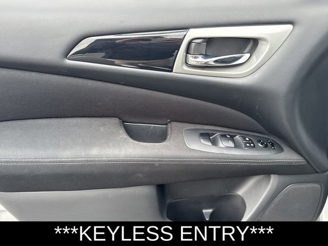 Used 2017 Nissan Pathfinder SV image 9