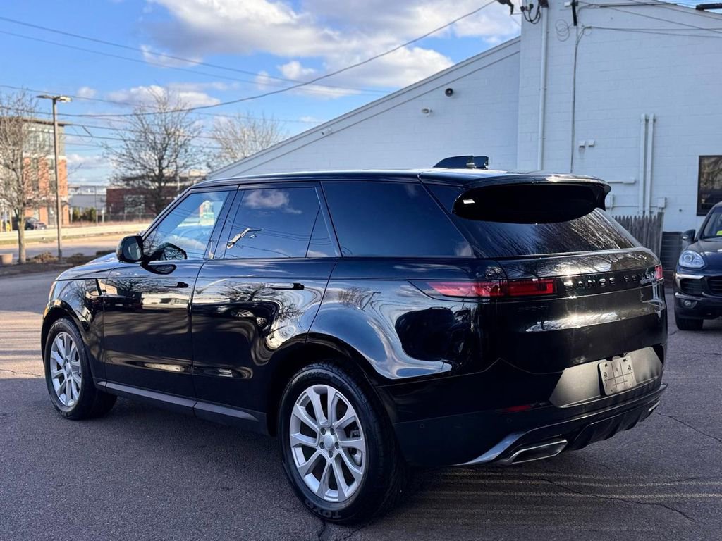 Used 2025 Land Rover Range Rover Sport SE image 4