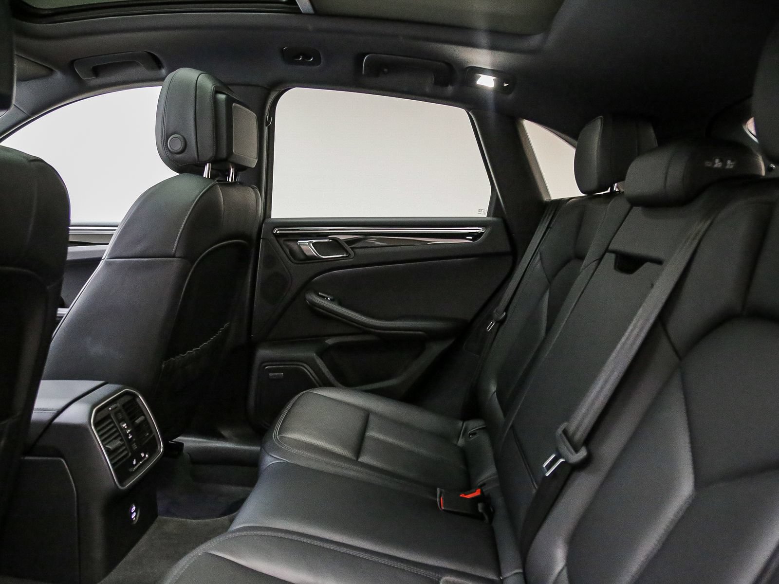 Certified 2026 Porsche Macan AWD/4WD image 23
