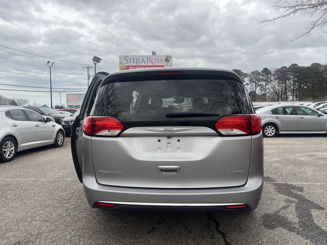 Used 2018 Chrysler Pacifica Limited w/ Advanced Safetytec Group FWD image 5