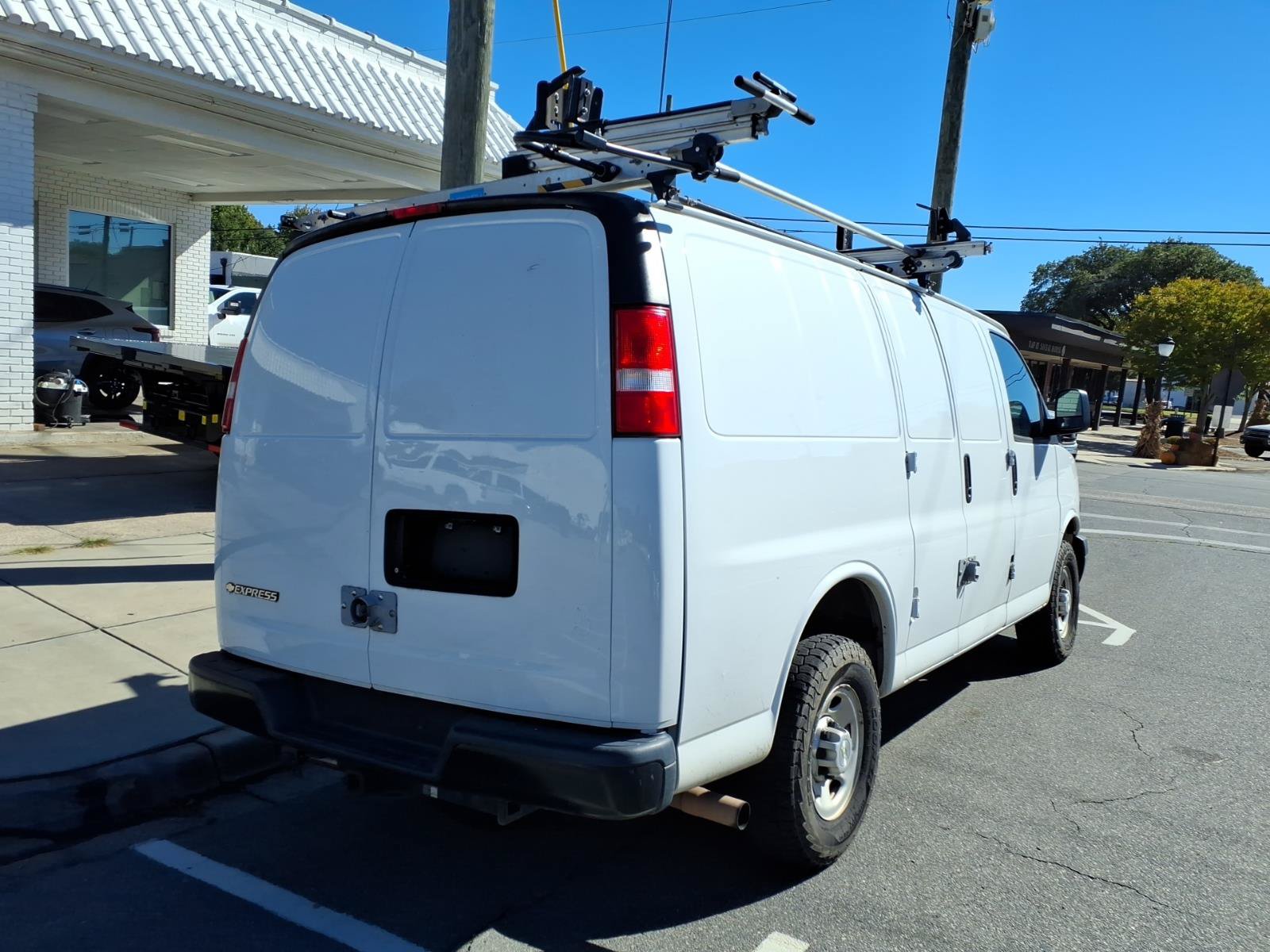 Used 2020 Chevrolet Express 2500 RWD image 3