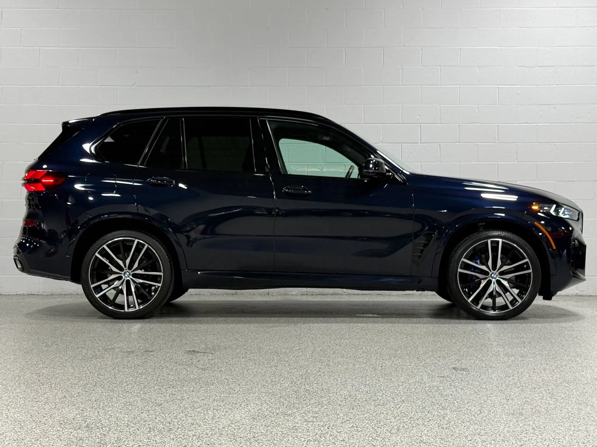 Used 2024 BMW X5 xDrive40i w/ M Sport Package AWD/4WD image 5